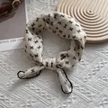 Elegante pañuelo cuadrado beige vintage con motivos de lazos negros y borde de encaje - 58*58cm / Blanco con Lazo