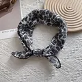 Detail eines Vintage-Baumwollschals mit Paisley-Muster und feiner schwarzer Spitzenkante - Schwarzes Paisley