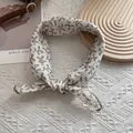 Dettaglio di sciarpa in seta a fiori con cuciture fini e motivi di piccoli fiori rossi - 58 cm x 58 cm / Spiga di grano