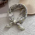 Dettaglio di sciarpa in seta con stampa limone e bordi ondulati gialli - 58 cm x 58 cm / Limone Giallo