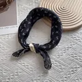 Detail eines Vintage-Baumwollleinen-Schals mit Schleifenmuster und Wellenstickerei - Schwarze Schleife