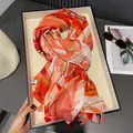Schal mit tropischem Pflanzenprint, orangefarbenem Muster und feiner Quastenverzierung - Standardgröße / Mehrfarbig Floral