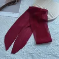 Detailansicht der plissierten weinroten Seidenschal-Textur und der eleganten Enden - 130*9cm / Rot