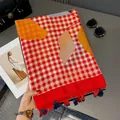 Sciarpa leggera a quadri rossi geometrici con blocchi di colore e nappe eleganti - Modello Medio Lungo / Patchwork Multicolore