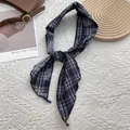 Dettaglio della sciarpa retrò a scacchi blu scuro con stampa floreale su sfondo bianco - Blu navy