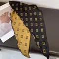 Dettaglio macro di sciarpa a quadri double face con motivi geometrici gialli e neri su seta - Nero+Giallo