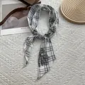Sciarpa classica in seta a scacchi bianchi e neri con motivi floreali su tappeto bianco - Bianco