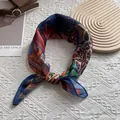 Pañuelo de seda con estampado geométrico bohemio, bolso de cuero y revista en tela blanca - Castillo