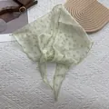 Dettaglio di un foulard a triangolo verde chiaro trasparente con ricamo floreale e bordi - 28*115cm / Verde