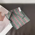 Detalle de bufanda de lino con cuadros verdes y rosas y etiqueta de material cosida - Cuadros Punteados Rosa