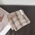 Detalle de bufanda de lino beige con patrón de cuadros azul marino y costura fina - Cuadros Gruesos Finos Caqui