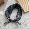 Detail eines Vintage-Seidenschals mit dunklem Paisley-Muster auf Strickhintergrund - 58x58cm / Schwarz