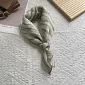 Detailaufnahme des geknoteten Seidentuchs mit grauen Batikstreifen auf cremeweißem Grund - 70x70 / Gebrochenes Weiß