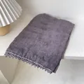 Vue détaillée d'un châle violet en coton et lin avec bordure en dentelle à pompons - Violet Taro
