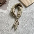 Detailaufnahme des krawattengefärbten kleinen quadratischen Seidenschals auf Textur - 70x70 / Khaki