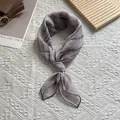 Detailansicht eines Krawatten-Batik-Seidenschals mit Marmortextur und Rollsaum - 70x70 / Lila