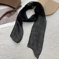 Λεπτομερής όψη μαύρου λινό κασκόλ που δείχνει την αναπνεύσιμη υφή και την πλέξη - Μαύρο