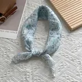 Nahaufnahme von gebundenem Baumwoll-Leinen-Schal mit Blumenmuster auf einem Holztablett - 58x58cm / Azurblau