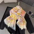 Sjaal met tropische bladerprint en kwastjes op een zwarte overhemd achtergrond - Bontrand Stijl