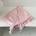 Écharpe rose en soie transparente avec broderie florale blanche sur fond de bois clair - 28*115cm / Rose