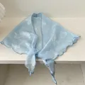 Foulard triangle bleu clair transparent avec jacquard floral blanc et bordure délicate - 28*115cm / Bleu clair