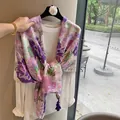 Eleganter Schal aus Baumwollleinen mit Blumenprint, Chrysanthemenmuster und Quasten - 180x90cm / Lila Blumendruck