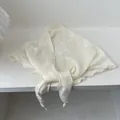 Détail d'un foulard en soie crème avec jacquard floral montrant la texture délicate - 28*115cm / Blanc Cassé