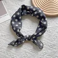 Dettaglio di un foulard retrò nero a pois bianchi con delicate cuciture sui bordi - Quadrato / Nero