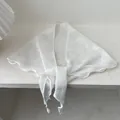 Detailansicht der weißen, halbtransparenten Spitzenschal mit zarten Blumenwellenkanten - 28*115cm / Weiß
