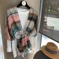 Chal bohemio estampado con borlas y camiseta blanca de manga larga para el sol de verano - Color de Patrón Único