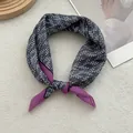 Foulard in seta con motivo pied de poule viola e grigio su sfondo beige minimalista - Viola