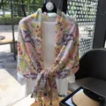 Dettaglio della stampa a foglie colorate su scialle leggero con eleganti nappe - Stile con Nappine / 180*90CM