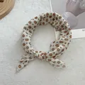 Detail van een katoenen sjaaltje met bohemien print en geometrische bloemenpatronen - Broken Wit