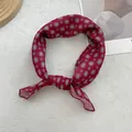 Detail van rode vintage katoenen sjaal met verfijnde geometrische ruitpatronen - Rood