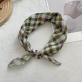 Detalle de pañuelo de algodón a cuadros verdes y marrones con bordes de costura precisos - Verde