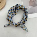 Detalle de un pañuelo de algodón vichy con estampado de cuadros amarillo y azul - Azul