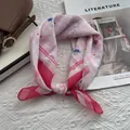 Écharpe élégante en soie rose avec imprimé papillon et motifs de cœurs rouges - Papillon Rose