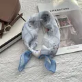 Foulard en soie bleu clair à carreaux avec imprimé hérisson et fleurs au design élégant - Hérisson Bleu