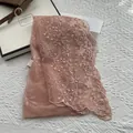 Detalle de bufanda de encaje rosa palo con bordado floral, perlas y bordes festoneados - Estilo Bordado de Encaje con Perlas / Rosa Coreano