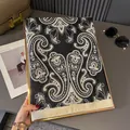 Elegante zwart-witte zijden sjaal met paisley-motief en gouden rand met accessoires - Zwart-wit Paisley Stijl / Zwart