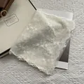 Élégante écharpe en dentelle blanche avec broderie florale et bords ondulés pour femme chic - 140*30cm / Blanc Cassé