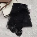 Primer plano de bufanda de encaje negro con perlas blancas, pedrería y bordes festoneados - Estilo Bordado de Encaje con Perlas / Negro