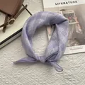 Dettaglio di uno scialle in cotone a quadretti viola con trama fine su panno bianco - 58x58cm / Viola