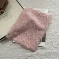 Gros plan détaillé de l'écharpe en dentelle rose avec broderie florale et bords festonnés - 140*30cm / Rose
