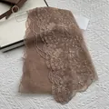 Detalle de bufanda de encaje marrón café con bordado floral, perlas y cristales - Estilo Bordado de Encaje con Perlas / café