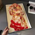 Elegante zijden sjaal met rode paisley-print gepresenteerd in een luxe geschenkverpakking - Rood