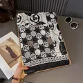 Vue détaillée du foulard en soie doux avec motif floral de camélia noir et blanc pour femme - Noir