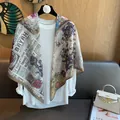 Sciarpa quadrata retrò con stampa di giornali e rose in beige e marrone setoso - Stile Poster