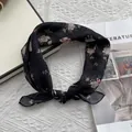 Pañuelo de seda negro con flores usado como diadema o accesorio de cuello vintage - Negro