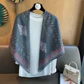 Lunga sciarpa in seta grigio-azzurra con motivo Paisley vintage su gruccia nera - Rombo Verde